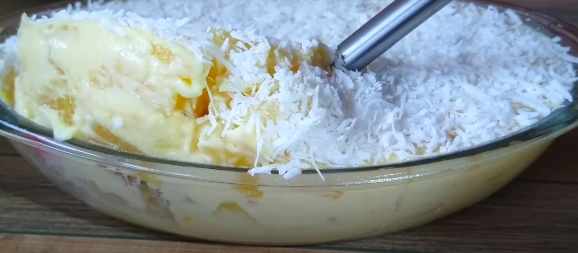 Pave de coco com creme de abacaxi em caldas