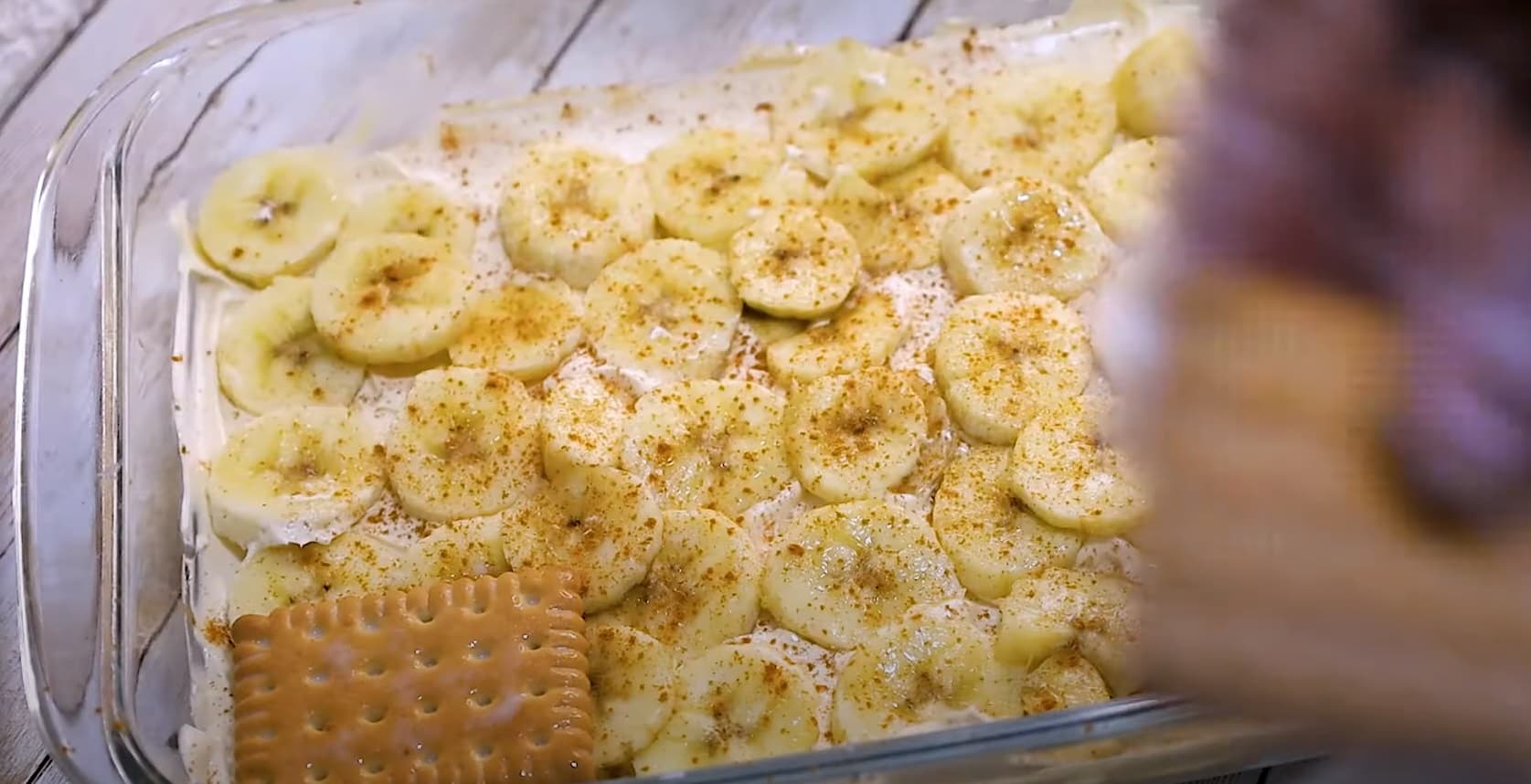 Pave de banan com natas e canela