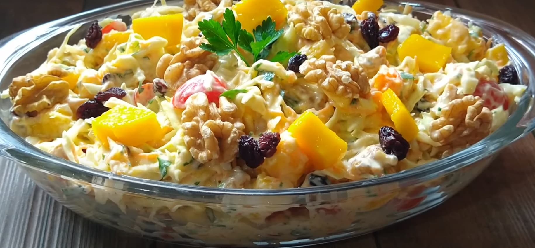 Salada de repolho com manga e nozes
