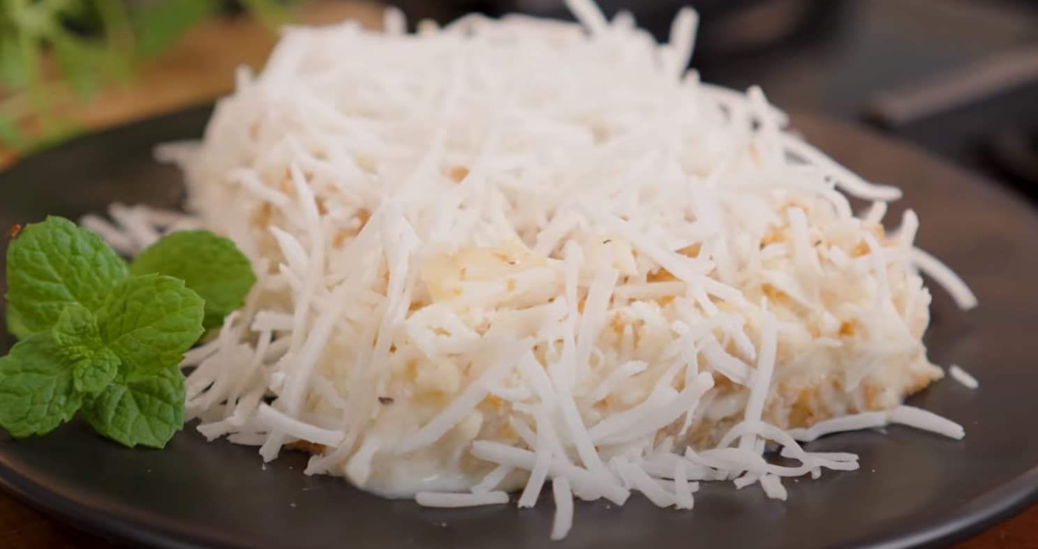 Bolo de coco fresco com creme de leite moça e coberto por coco