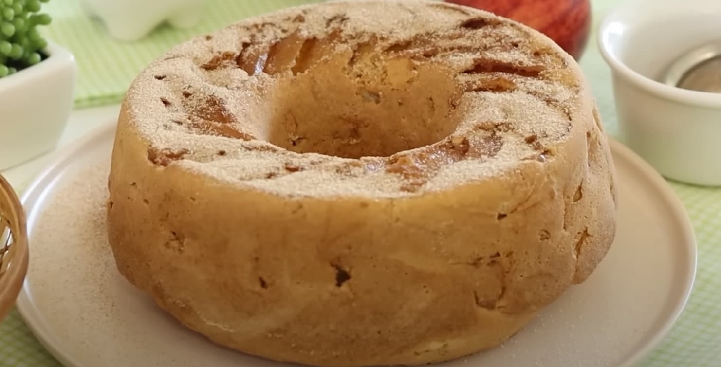 Bolo de trigo, maçã e canela
