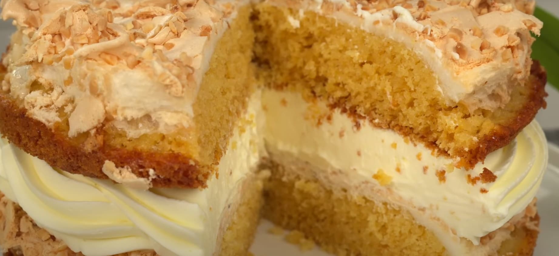 bolo de nozes com recheio de creme de gemas