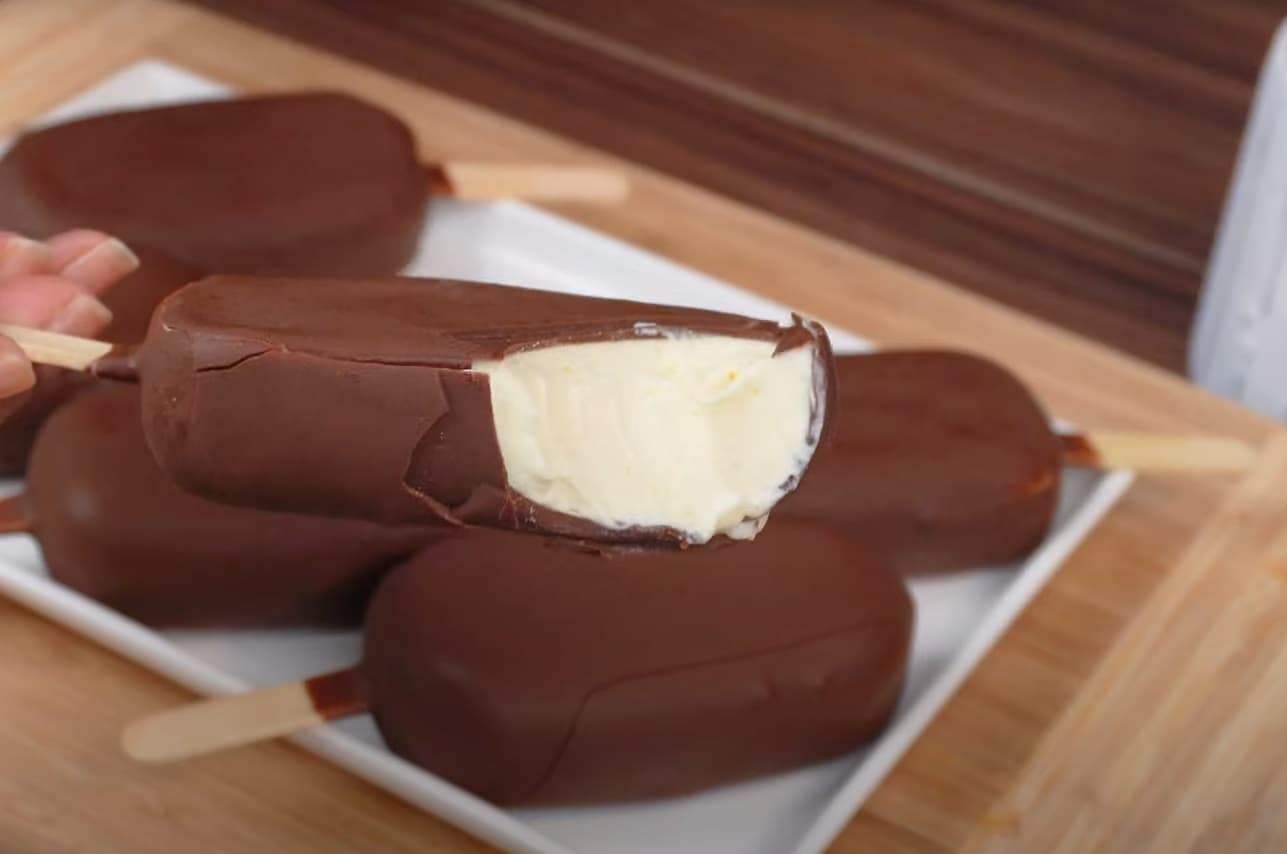 Picolé de coco cremoso com ganache