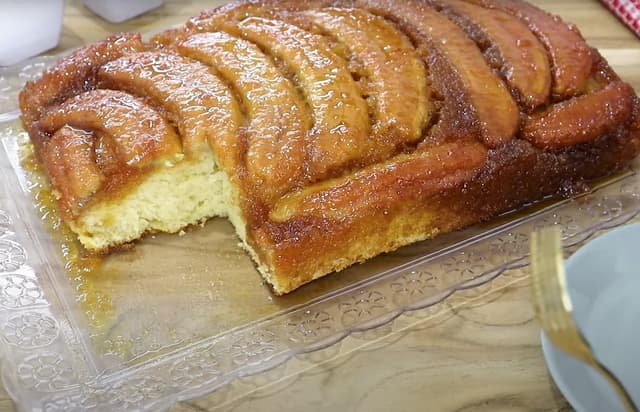 Bolo de banana caramelizada de liquidificador