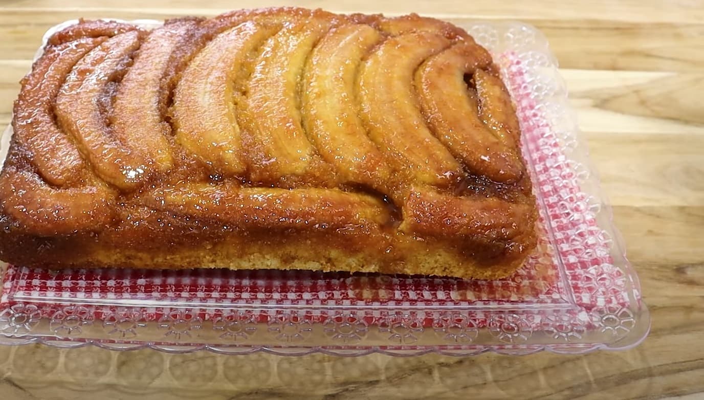 Bolo de banana com caramelo de açúcar