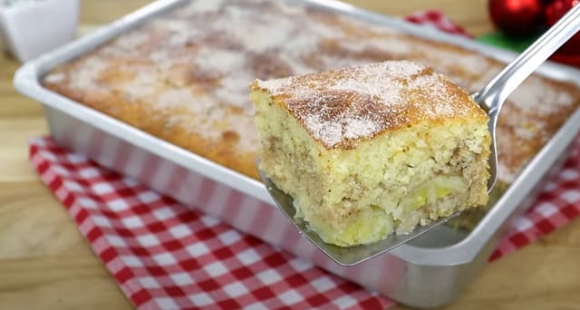 Bolo de banana com açucarado de canela