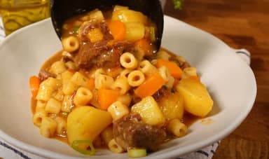 Sopa simples de legumes com macarrão