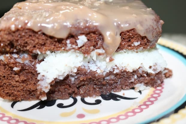 Bolo de chocolate com recheio de coco