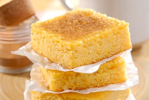 Bolo de fubá com milho verde