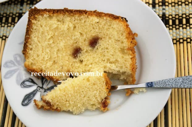 Bolo fofinho com calda de goiabada