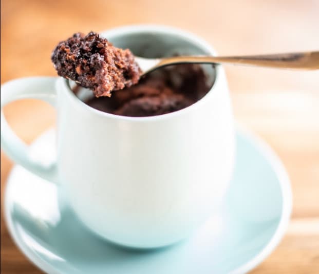 brownie de caneca com chocolate em barra em 45 segundos