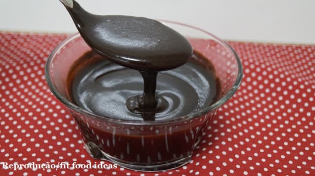 Calda de chocolate para molhar bolo