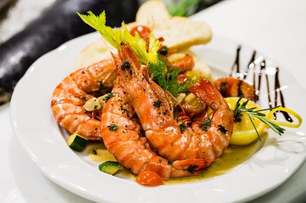 Camarão ao alho e limão siciliano