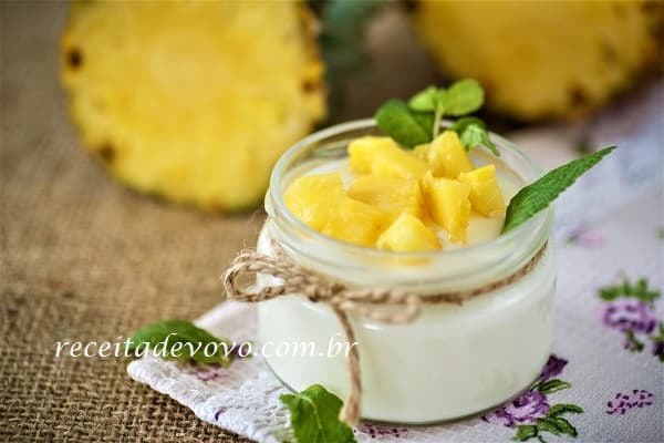 Gelado de abacaxi cremoso