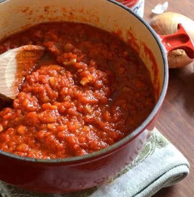 Molho de tomate caseiro simples com manjericão