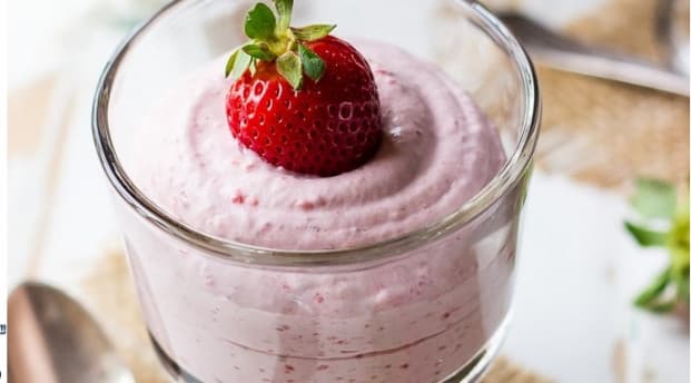 Mousse de morango com Suco Tang