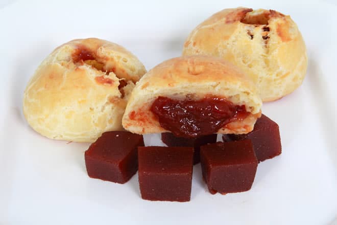 Pão de queijo de liquidificador com goiabada