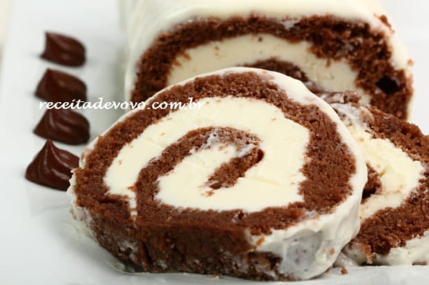 Rocambole de chocolate com leite ninho
