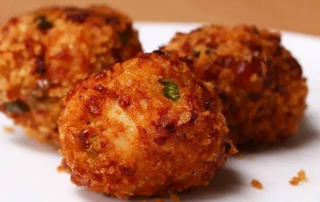 Bolinho de mandioca com creme de camarão