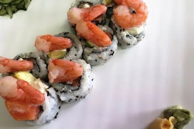 Sushi de camarão com mexilhões