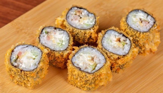 Sushi recheado com peixe