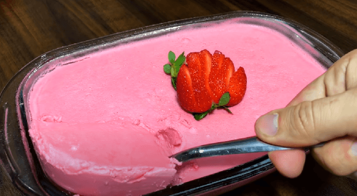 Gelatina com creme de leite e leite condensado