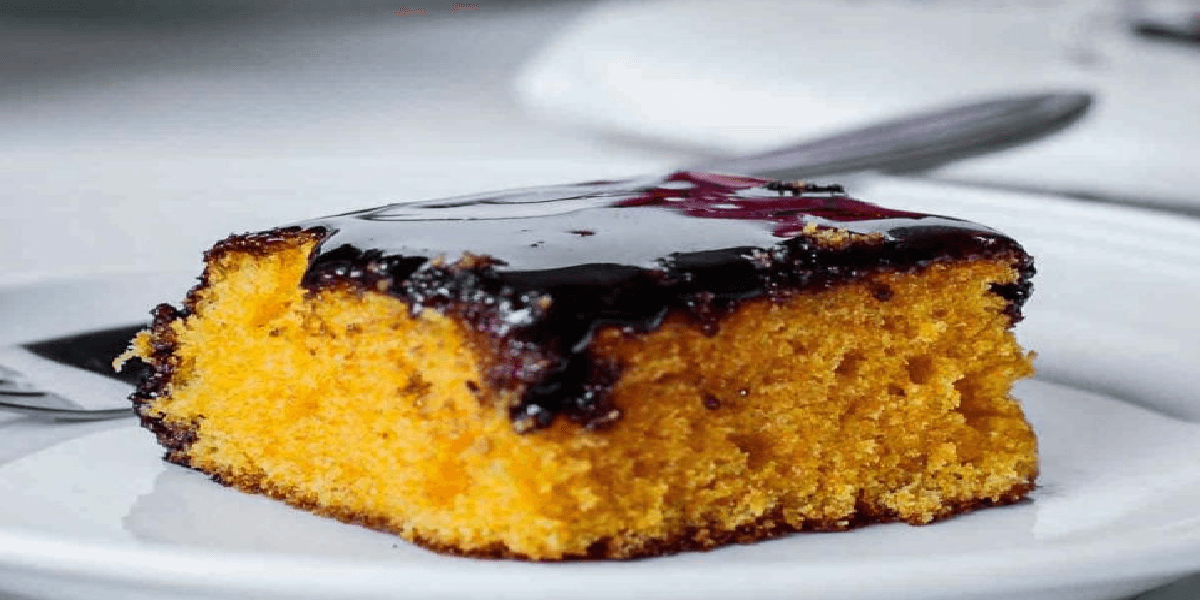 Bolo de cenoura na frigideira com chocolate