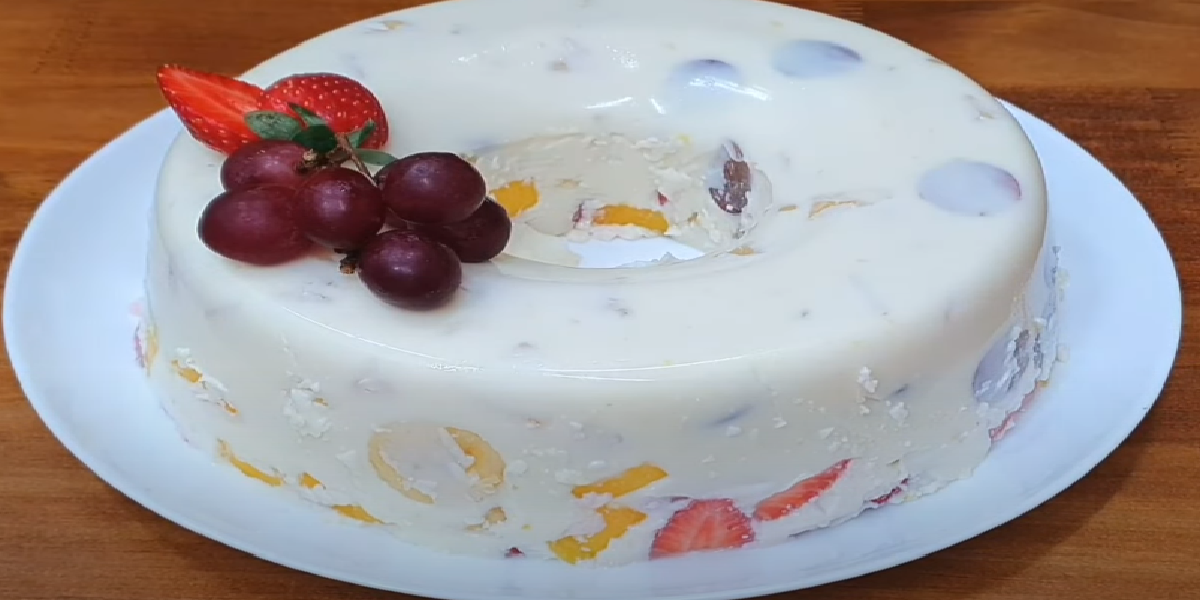 Gelado de gelatina com frutas e leite condensado