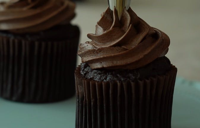 Cupcake de chocolate recheado com chocolate e com cobertura de chocolate