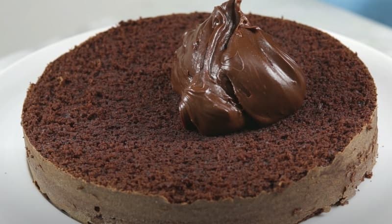 Bolo de chocolate de liquidificador fofinho ideal para rechear com brigadeiro