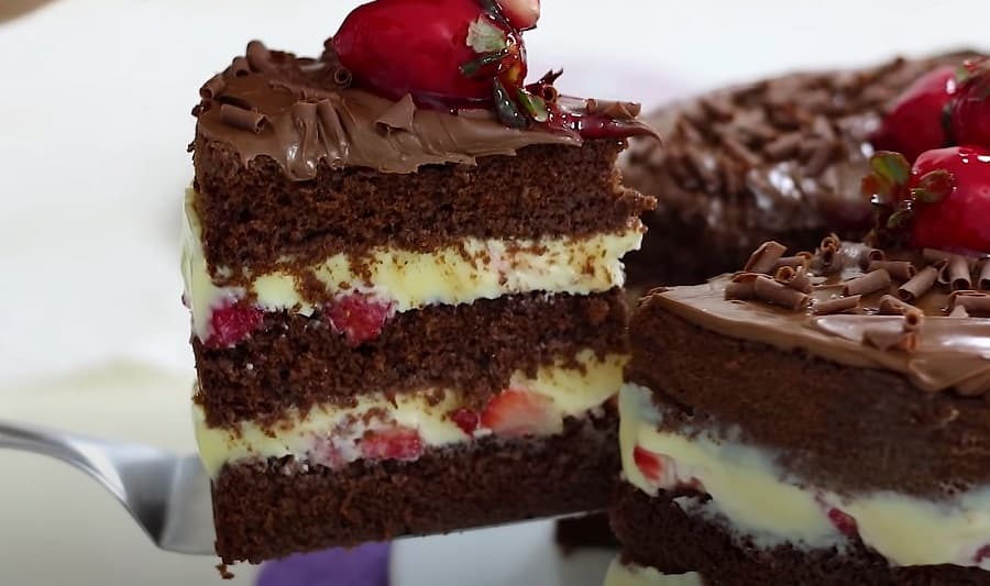 bolo de chocolate com brigadeiro branco e morangos