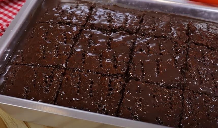 Bolo de chocolate Fofinho e molhado com calda