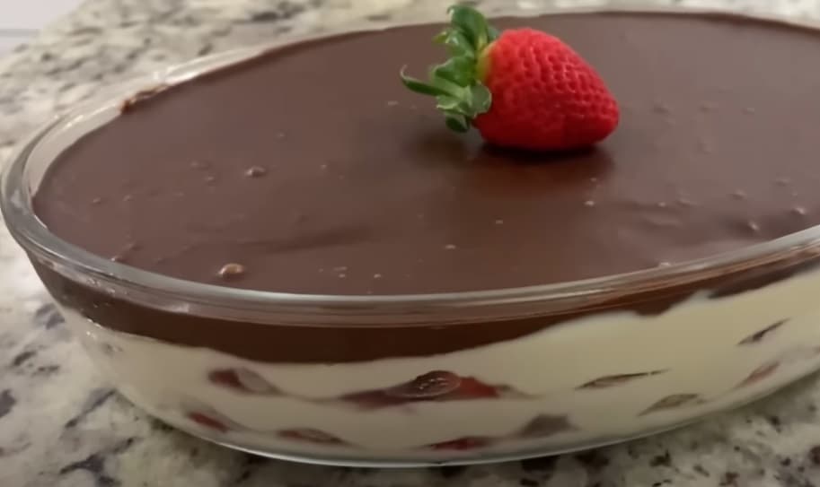 Creme Branco com morangos e ganache de chocolate
