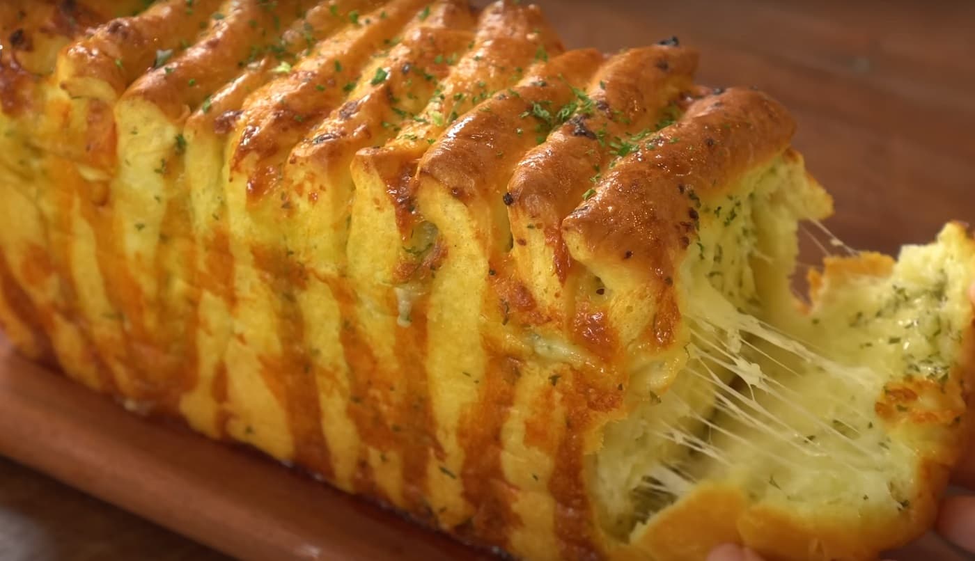 Pão Fofinho em Camadas Recheado com Queijo