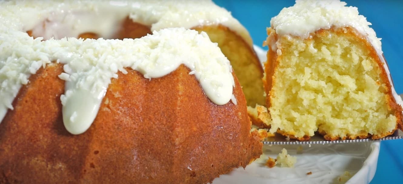 Bolo de Coco Gelado de Liquidificador com Creme de Coco