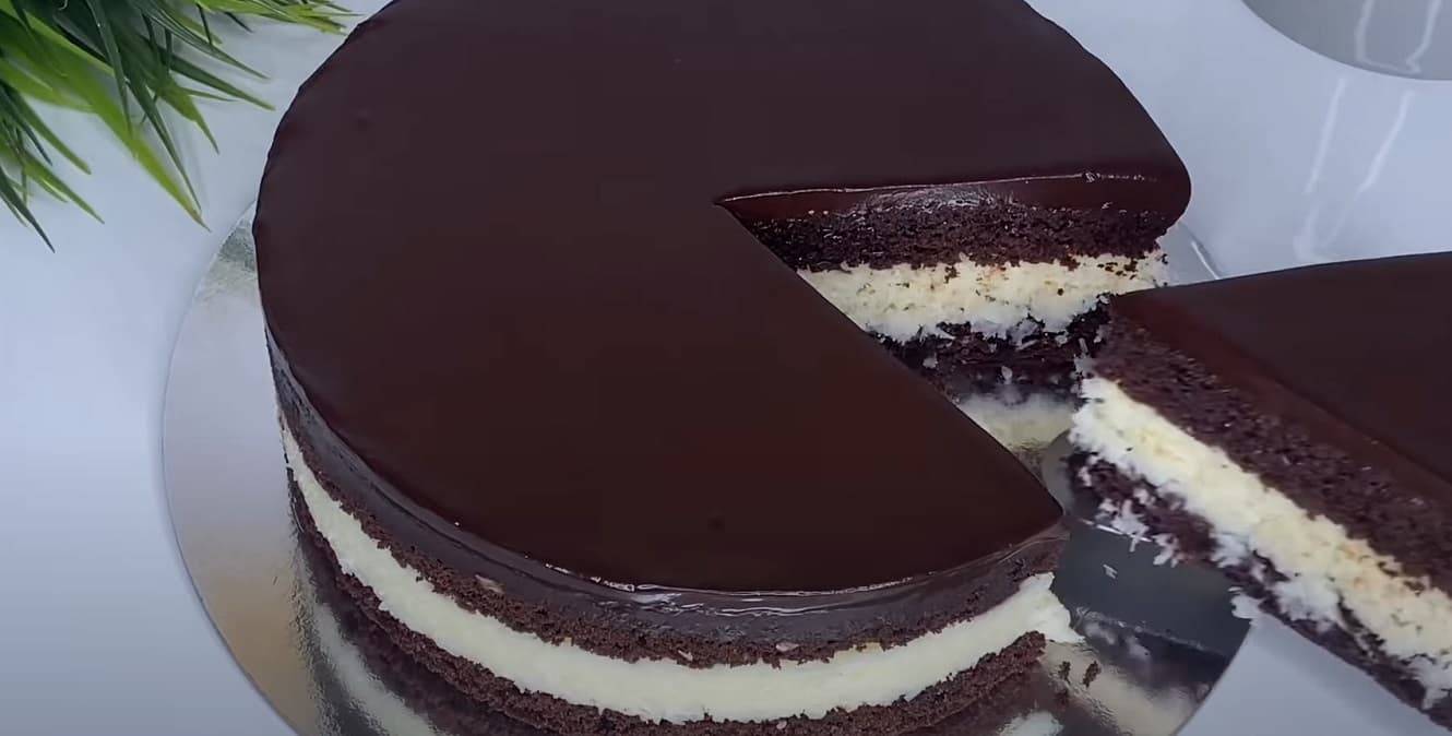 Bolo Gelado de Chocolate com Creme de Coco Fresco