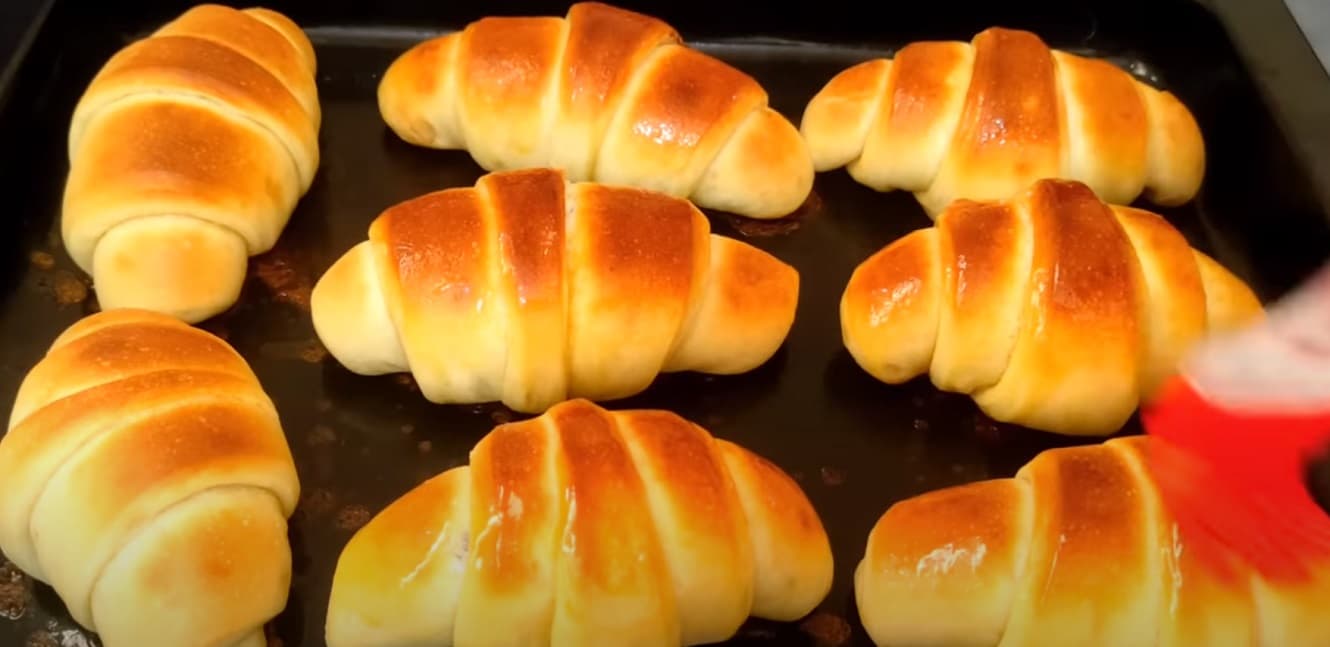 Pãozinho fofinho feito com leite e moldado em formato caracol