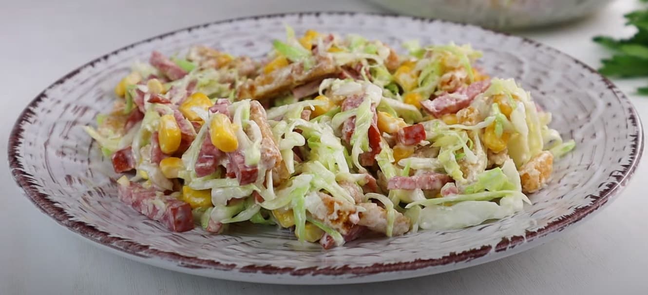 Salada Colorida de Repolho com Creme de Iogurte e Hortelã