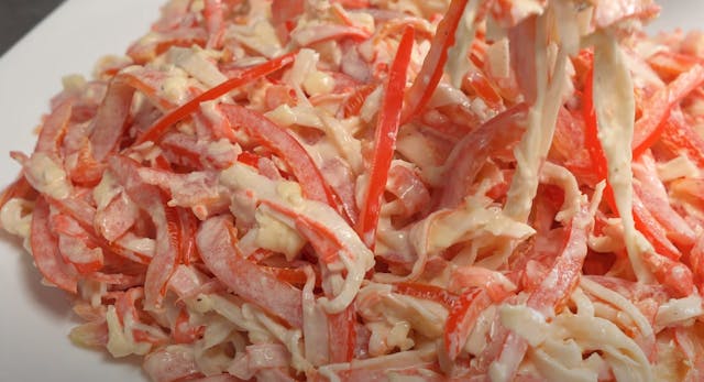 Salada de Macarrão com Pimentão vermelho e molho de Iogurte Refrescante