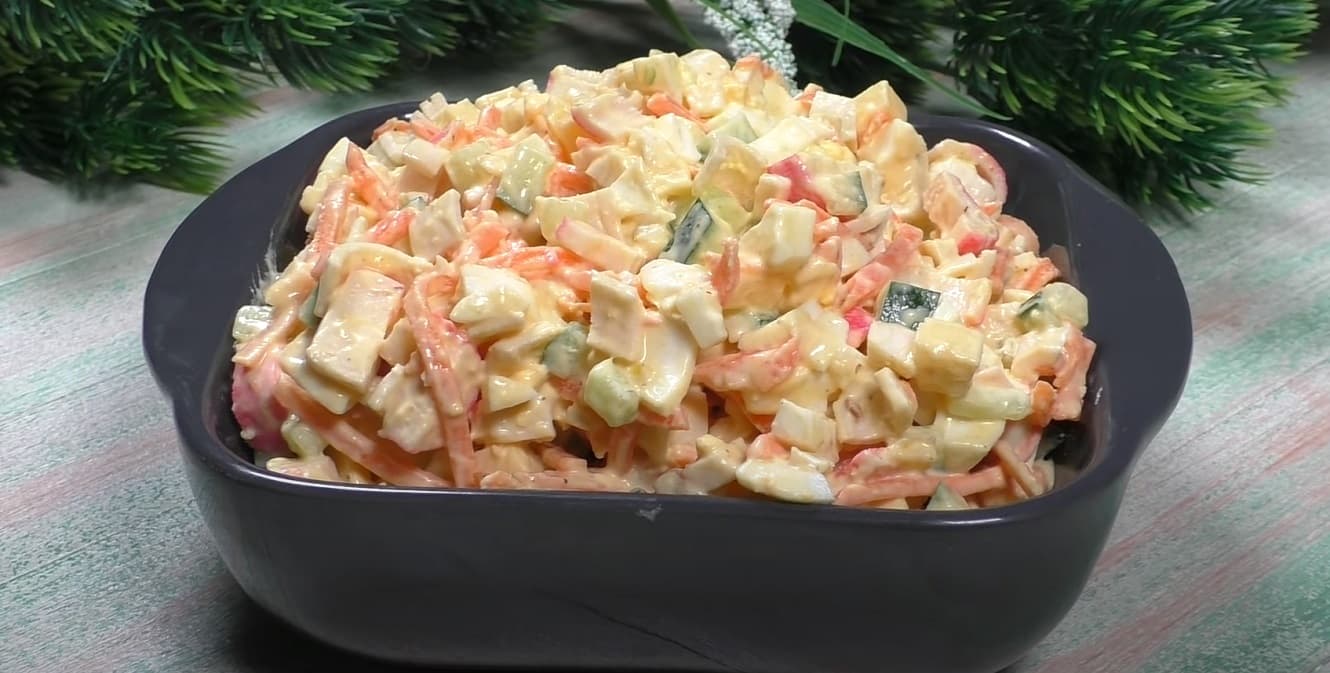 Salada Refrescante de Legumes, Frango e Frutas para Dias Quentes