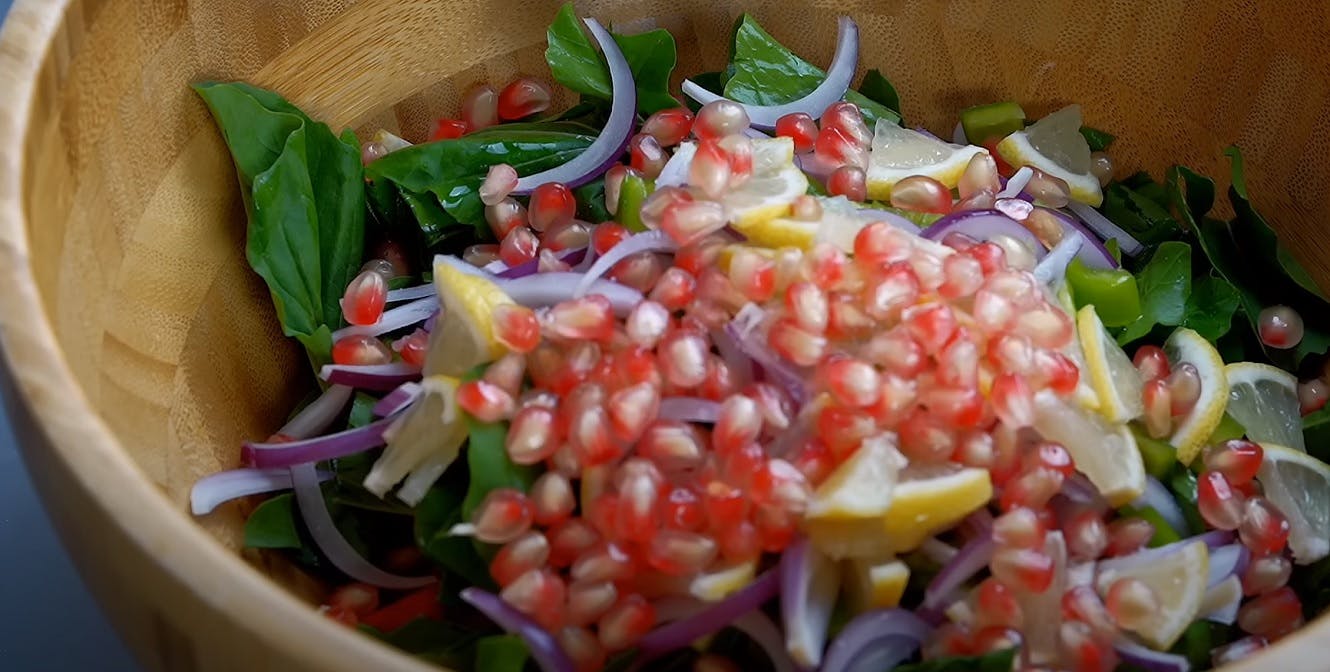 Salada de romã com folhas e vegetais fresco super refrescante