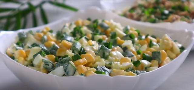 Salada Refrescante de Pepino, Cebolinha, Milho e Hortelã