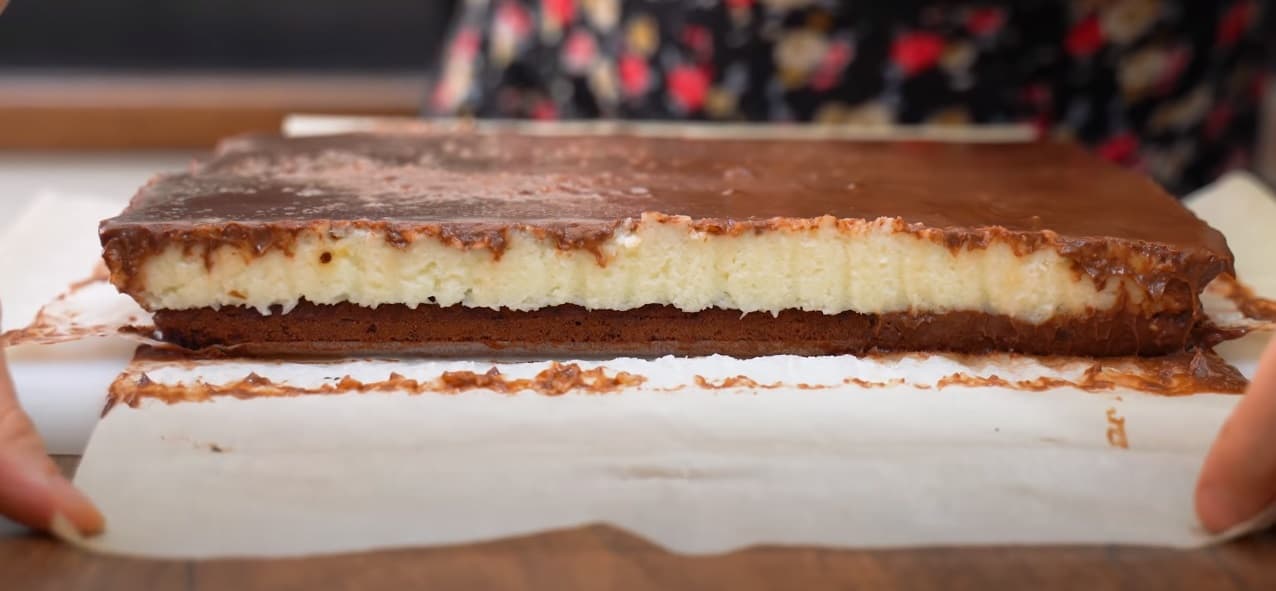 Torta de Bolo Gelado com Camada de Coco Fresco Gelado