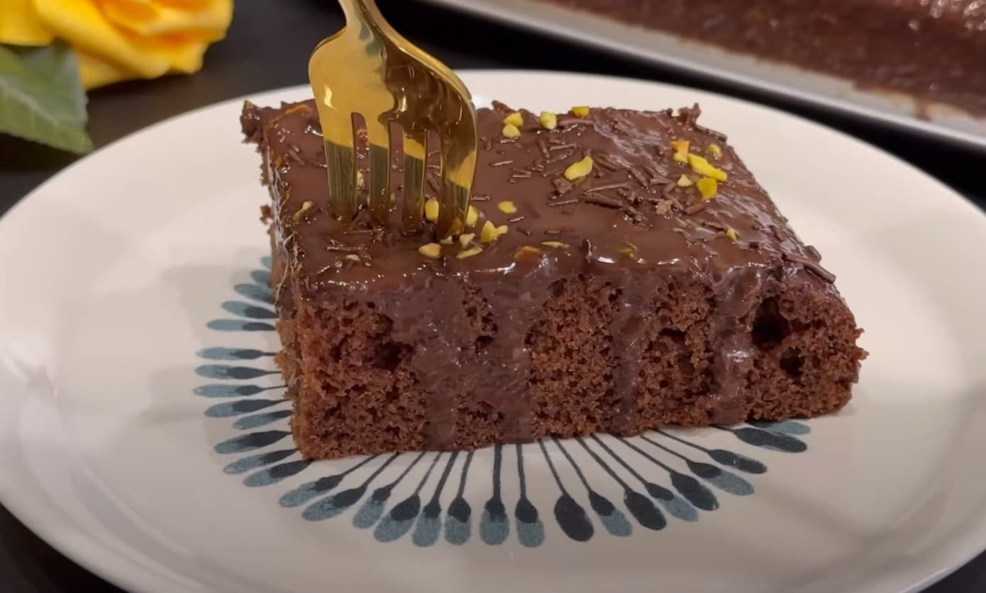 Bolo de Chocolate de Trigo Fofinho com Calda de Chocolate