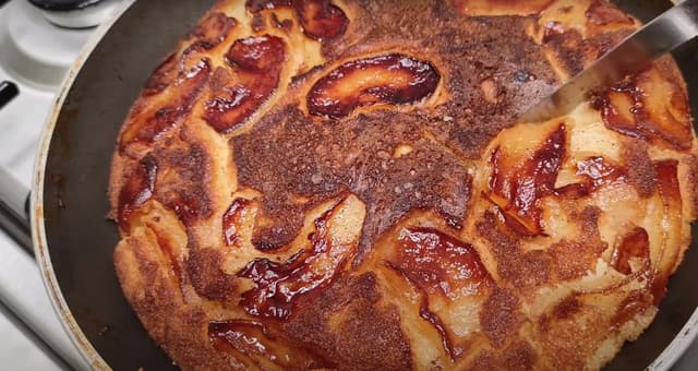 Bolo de Maçã Caramelada na Frigideira bem rapido
