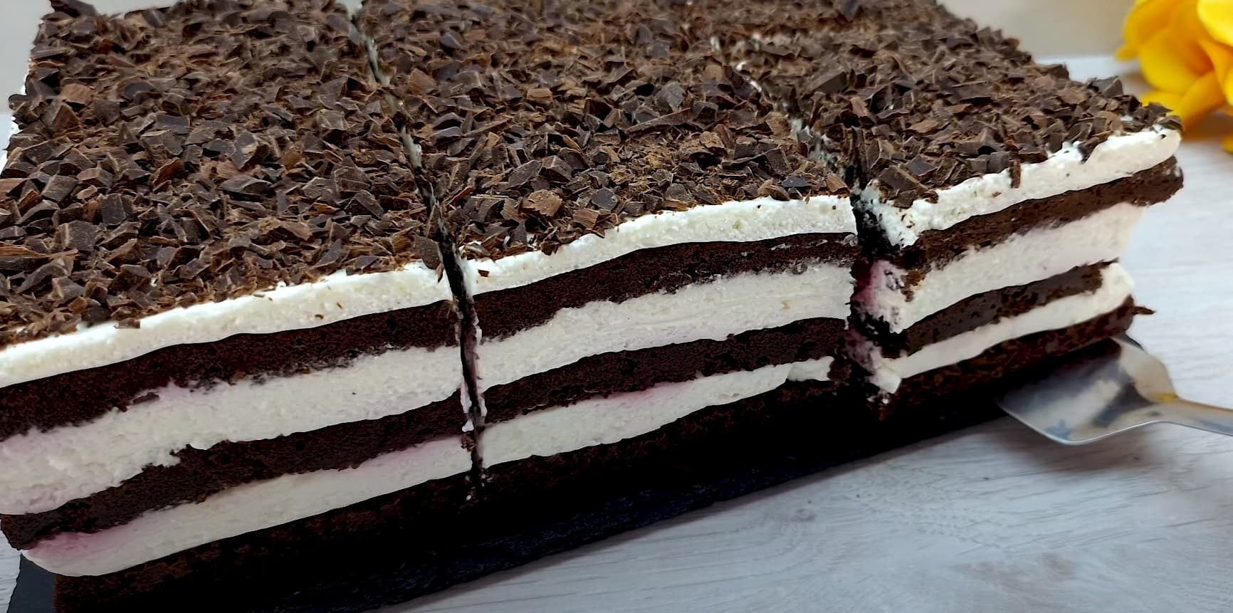 Bolo de chocolate com camadas de chantilly