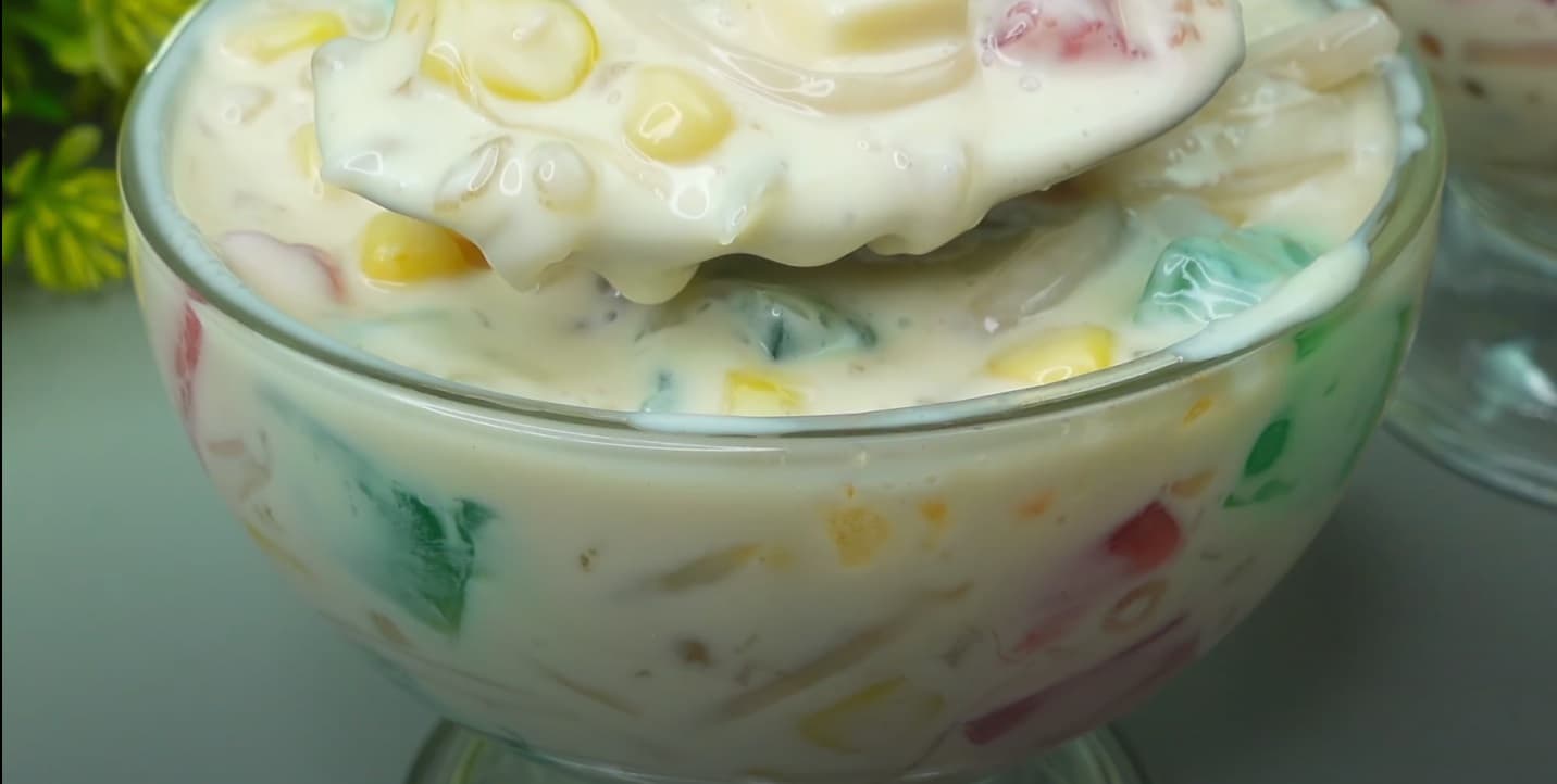 Salada de frutas com gelatinas em cubos