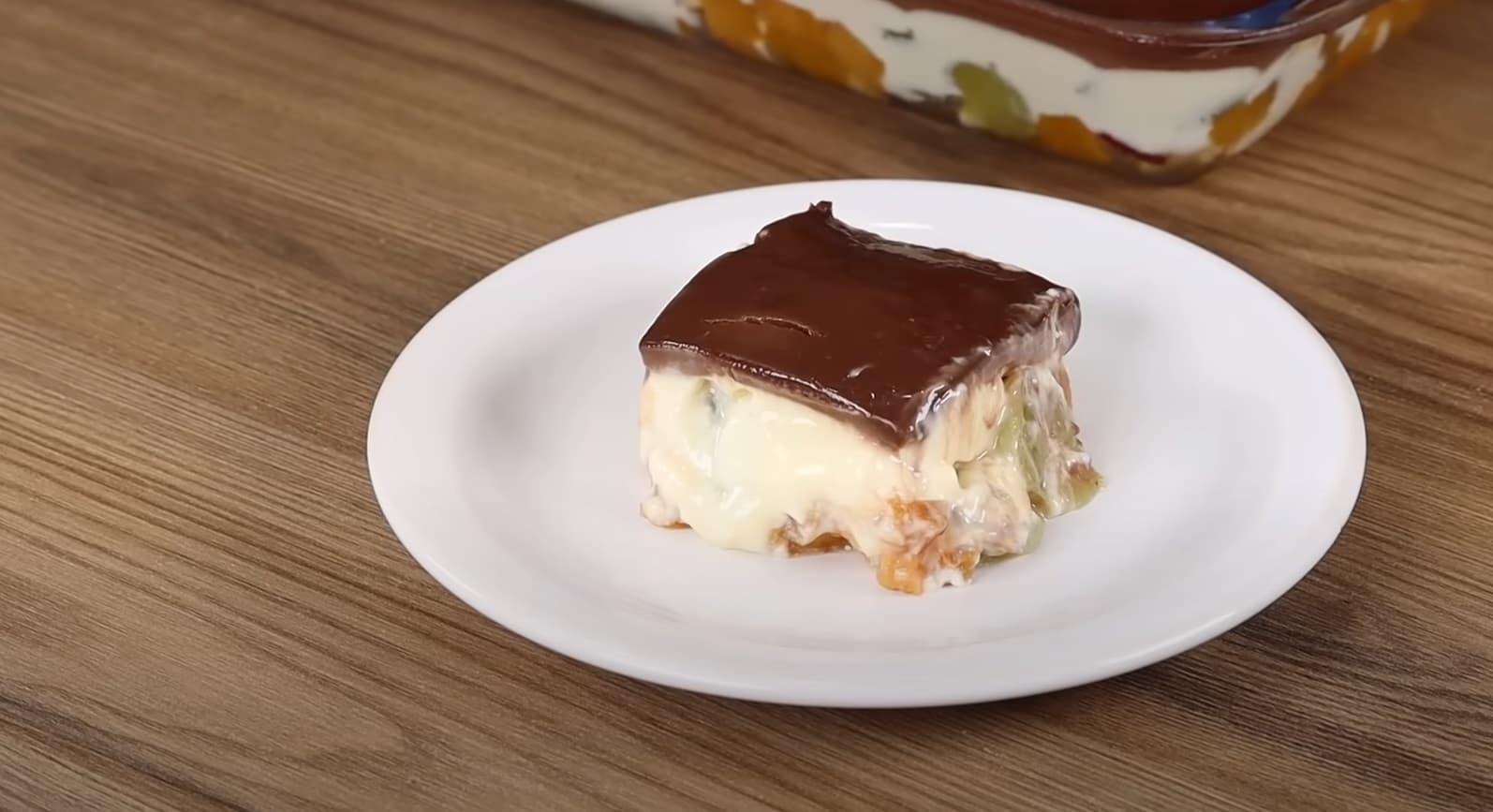 Creme de frutas com cobertura de chocolate