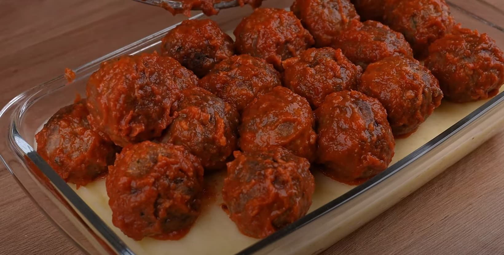 Almôndegas ao Molho Vermelho com Purê de Batata
