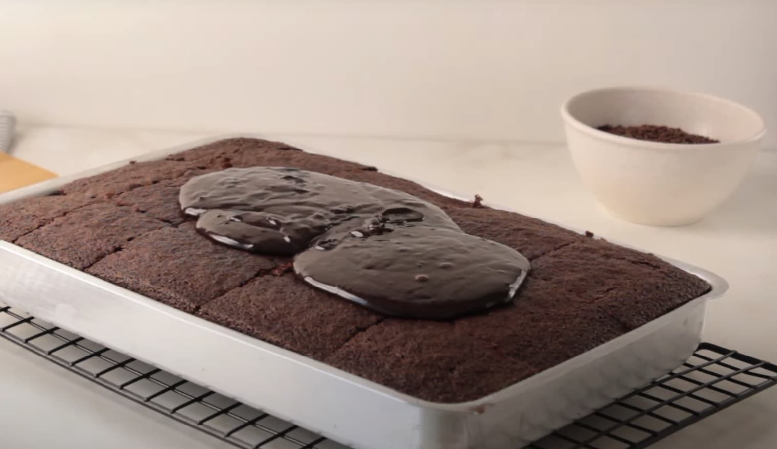 Bolo de Chocolate Fofinho com Calda Açucarada